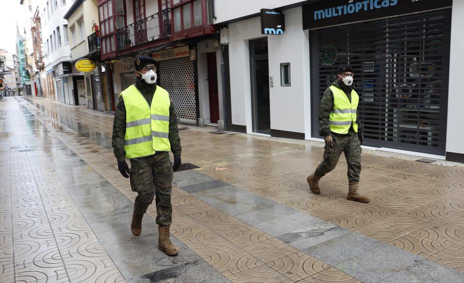 En la imagen del pasado lunes, soldados patrullan por las calles de Torrelavega