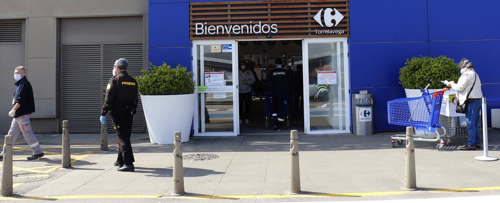 En la imagen la entrada a un centro comercial ubicado en Torrelavega