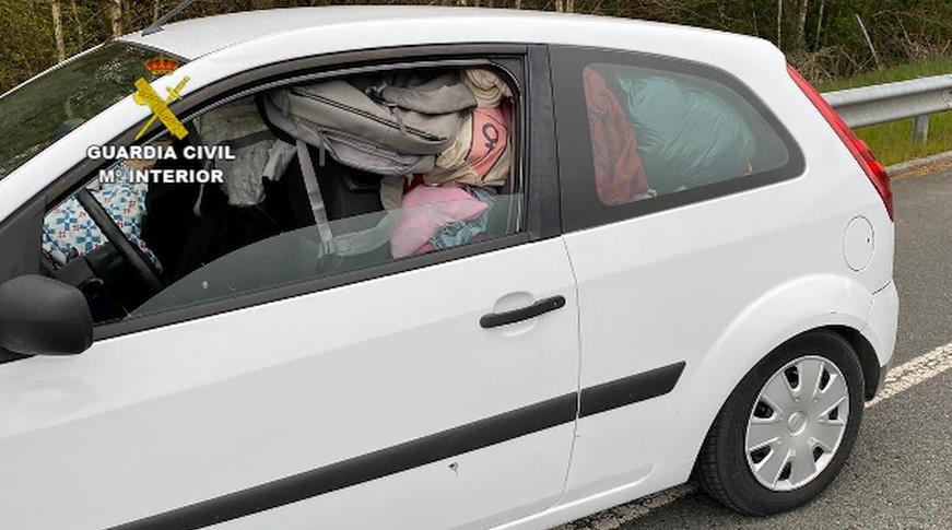  Interceptada por viajar incumpliendo las restricciones a la movilidad con su turismo repleto de enseres