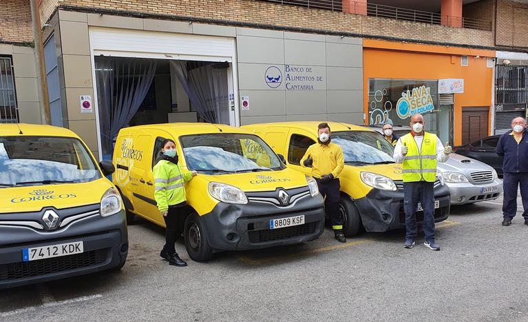 Voluntarios de Correos colaboran para repartir alimentos a domicilio