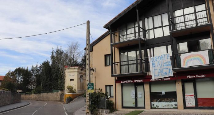 En la entrada de Comillas, varias casas muestran pancartas con el lema "Quédate en casa" La Guardia Civil y la Policía Nacional intensifican más los controles para evitar desplazamientos a segundas residencias