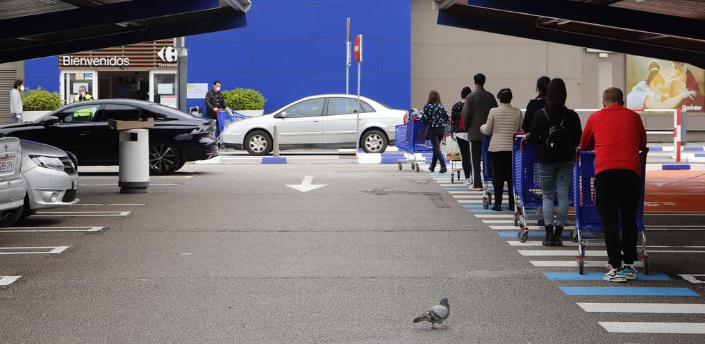 En la imagen, cola a la entrada de un establecimiento comercial - Cantabria fue la comunidad donde más se incrementó la compra de alimentos del 6 al 12 de abril