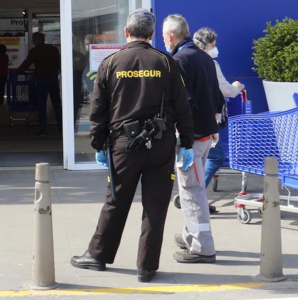 Vigilantes de seguridad reivindican su papel como profesionales esenciales en primera línea de riesgo