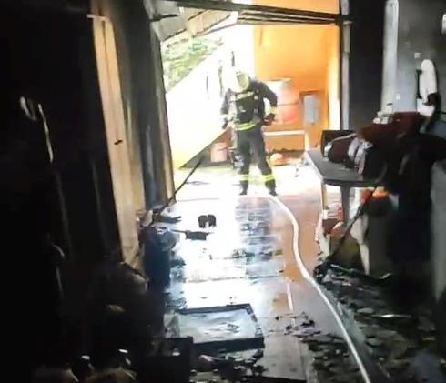  Bomberos del 112 extinguen un incendio en una vivienda de Ajo