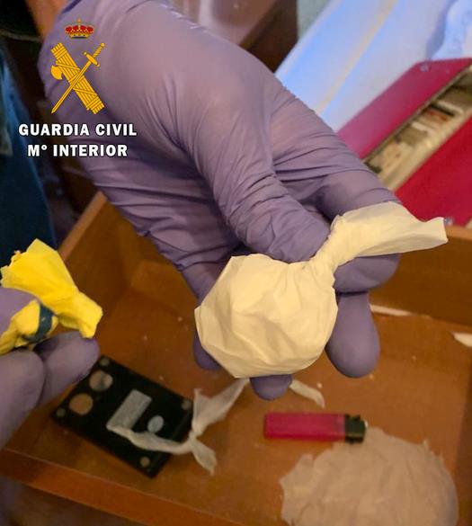 La Guardia Civil clausura un punto muy importante de venta de cocaína en Castro Urdiales