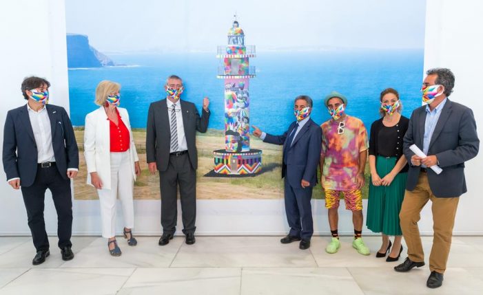 Presentación del proyecto de Okuda para el faro de Ajo. Foto: Raúl Lucio, gobierno de Cantabria EDITORIAL-. Bienvenido, Mister Colorines
