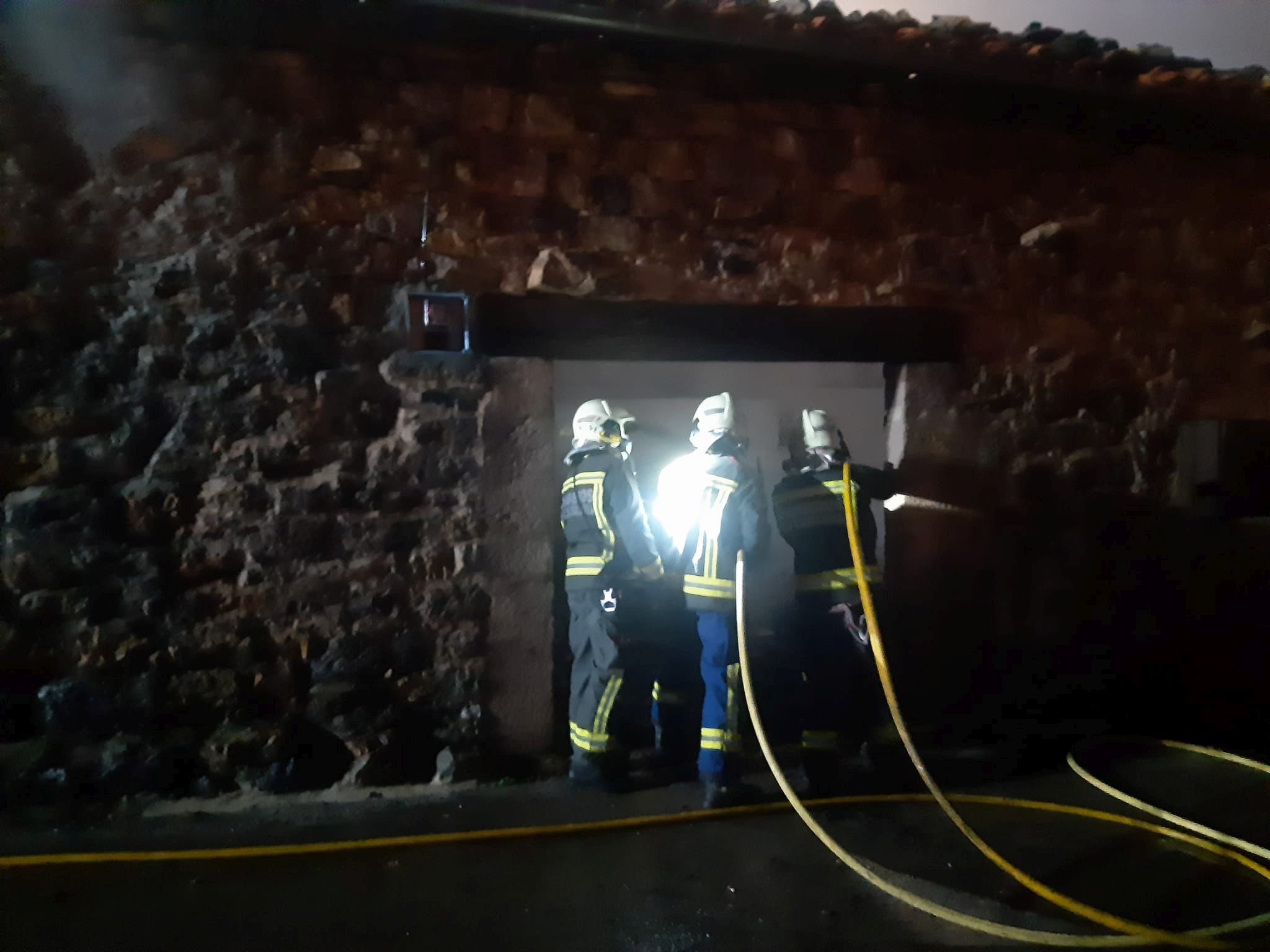 Bomberos del 112 extinguen un incendio declarado en dos cuadras de Rionansa