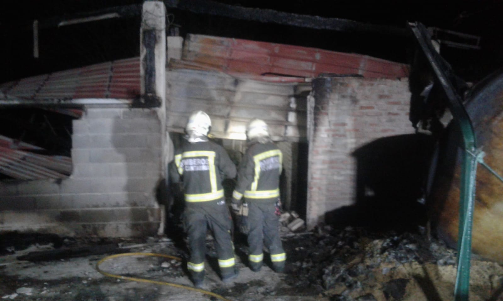  Extinguido un incendio declarado en una nave avícola en La Cavada