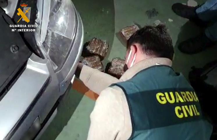 La Guardia Civil corta una línea de abastecimiento de hachís a Cantabria, interviniendo casi 15 kilos