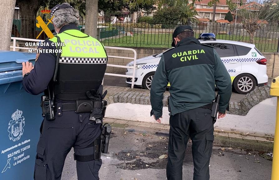 La Guardia Civil detiene a los presuntos autores de la quema de 31 contenedores de basura