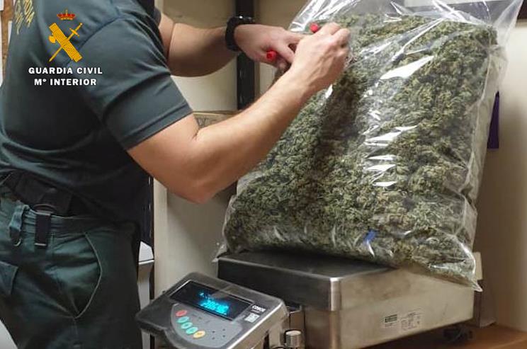 Detenidos dos hombres con 38 kilos de marihuana para una asociación cannábica