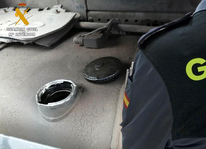 La Guardia Civil detiene a un hombre por robar unos 1.500 litros de gasoil de camiones estacionados en Sarón
