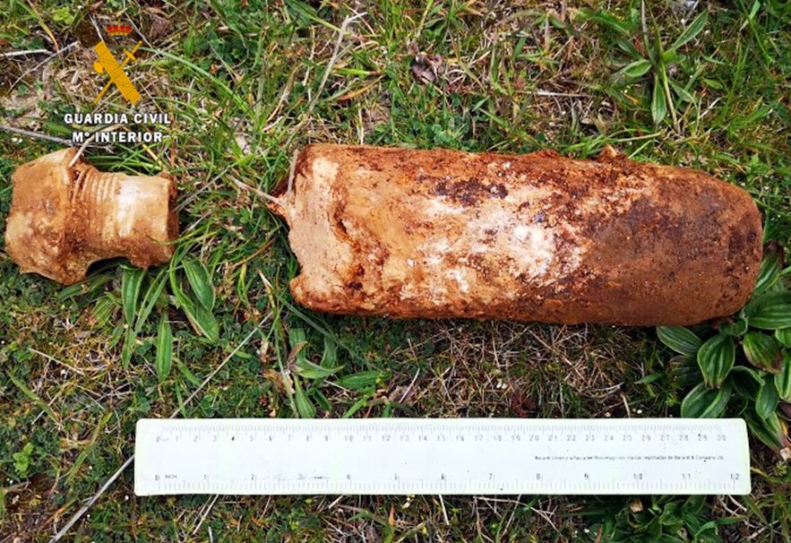 La Guardia Civil destruye una bomba de aviación localizada en el Alto del Bardal