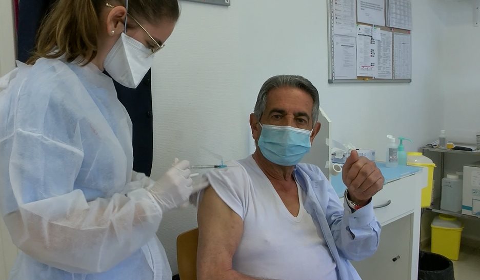 En la imagen Miguel Ángel Revilla recibe la vacuna - Foto: Gobierno de Cantabria