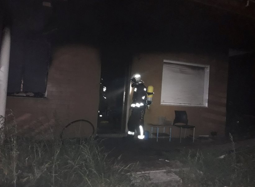 Bomberos del 112 extinguen un incendio en una vivienda ocupada de Sarón
