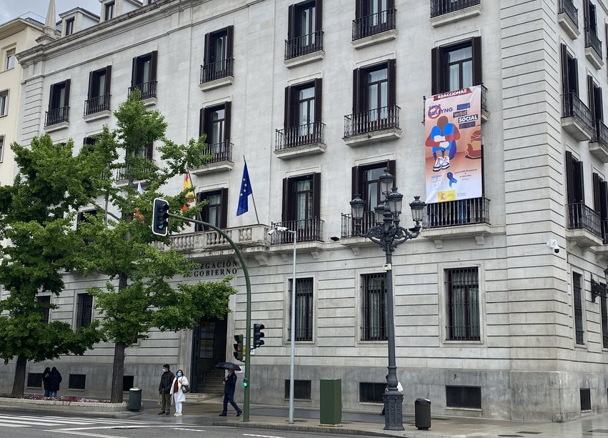 La Delegación del Gobierno coloca una pancarta para sumarse al Día Internacional contra el Acoso Escolar