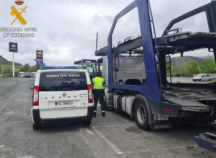 La Guardia Civil auxilia a un camionero que circulaba desorientado por la A-8