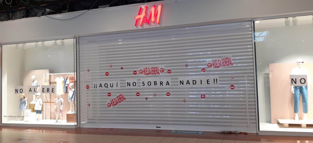 La huelga vuelve a cerrar H&M en Cantabria con el respaldo de toda la plantilla