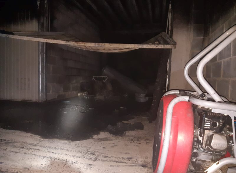  Bomberos del 112 extinguen un incendio en un garaje de Unquera