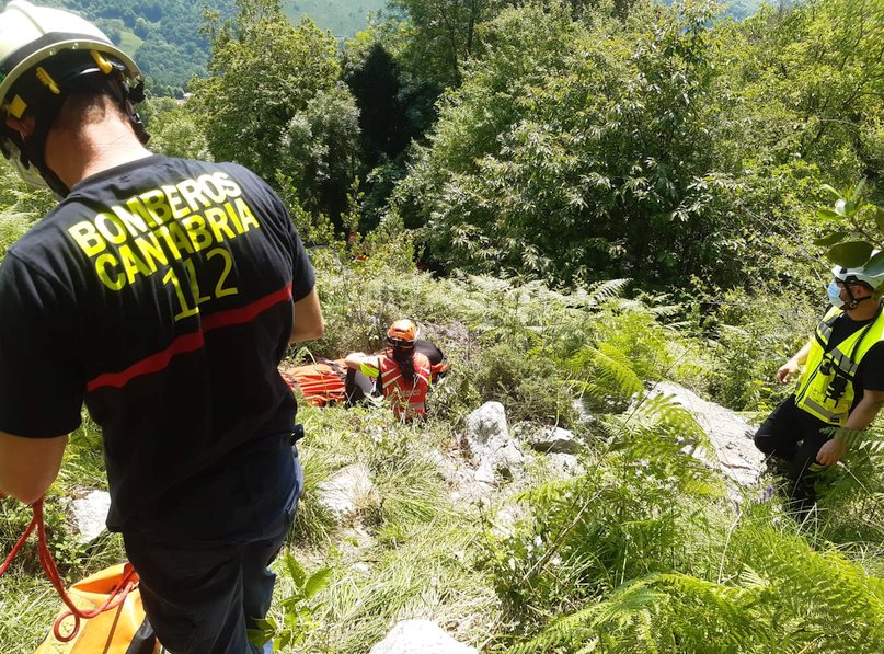 Rescatado un escalador que se había dislocado una rodilla en los primeros tramos de la Vía Ferrata de Socueva