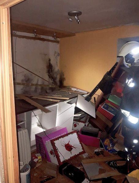 Un rayo atraviesa la pared y destroza una habitación en una vivienda
