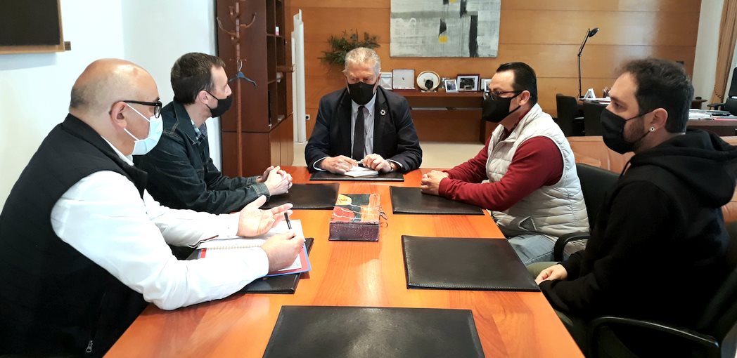 El presidente del Parlamento reclama una solución para los 22 trabajadores de la subcontrata de Vodafone