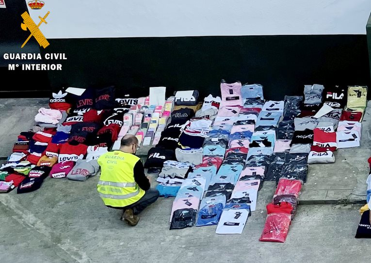  La Guardia Civil interviene cerca de 2.000 prendas supuestamente falsificadas en mercados de la región