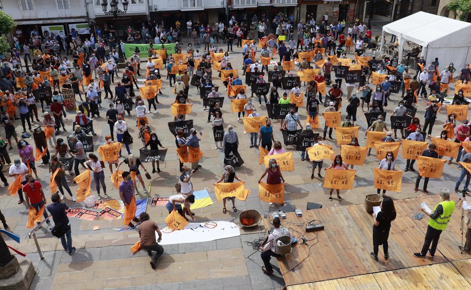  Doscientas personas secundan en Reinosa la concentración contra los parques eólicos
