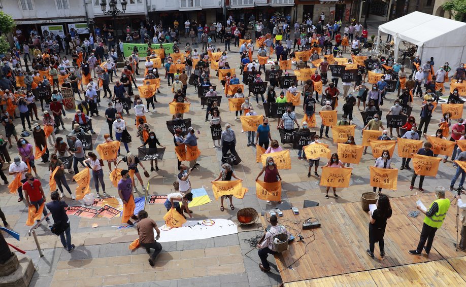 Doscientas personas secundan en Reinosa la concentración contra los parques eólicos