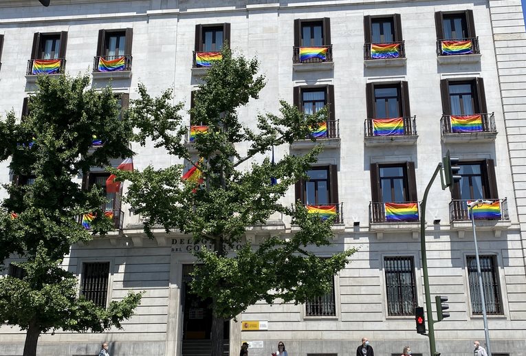 La Delegación del Gobierno engalana su fachada para sumarse al Día Internacional del Orgullo LGBTI