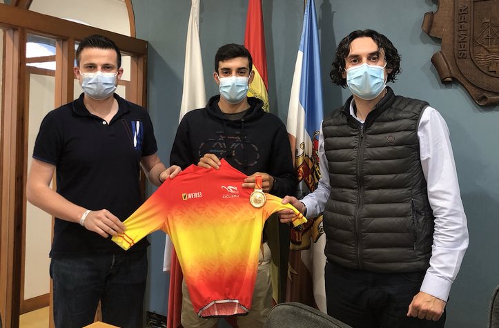 El alcalde recibe al astillerense Iván Cobo, recientemente proclamado Campeón de España sub-23 de ciclismo
