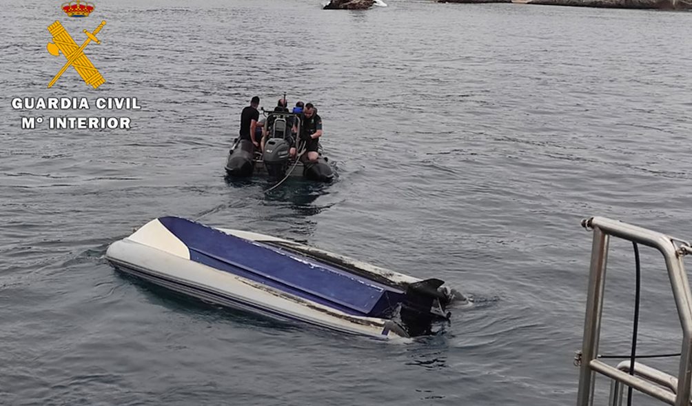  La Guardia Civil rescató ayer a un padre y a su hijo tras volcar su embarcación
