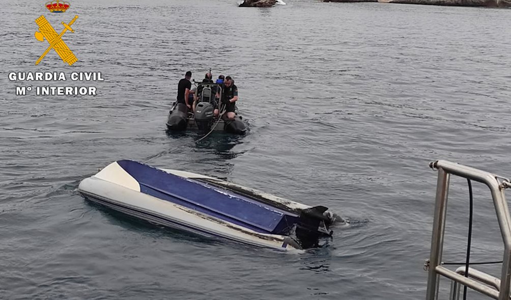 La Guardia Civil rescató ayer a un padre y a su hijo tras volcar su embarcación