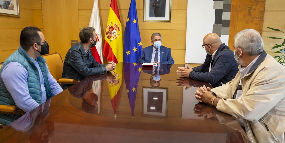 Revilla apoya a los trabajadores a los que la nueva subcontrata de Vodafone niega la subrogación