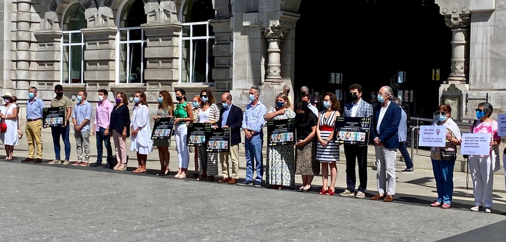  Santander recuerda a las mujeres asesinadas en Málaga y Almería