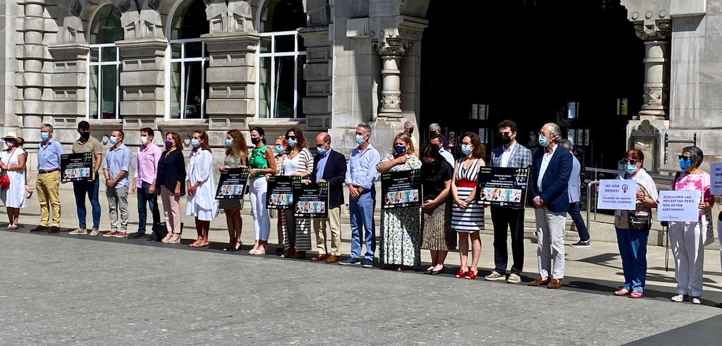 Santander recuerda a las mujeres asesinadas en Málaga y Almería