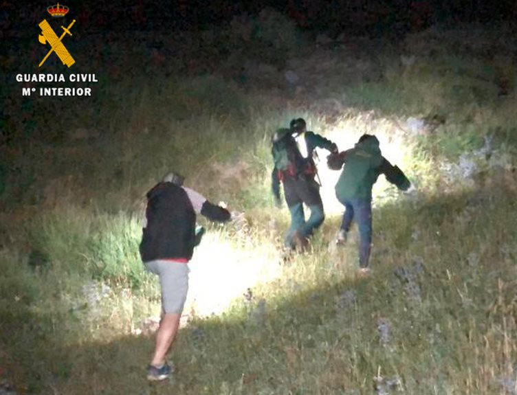 La Guardia Civil rescató esta madrugada a dos senderistas desorientados por la niebla y la caída de la noche