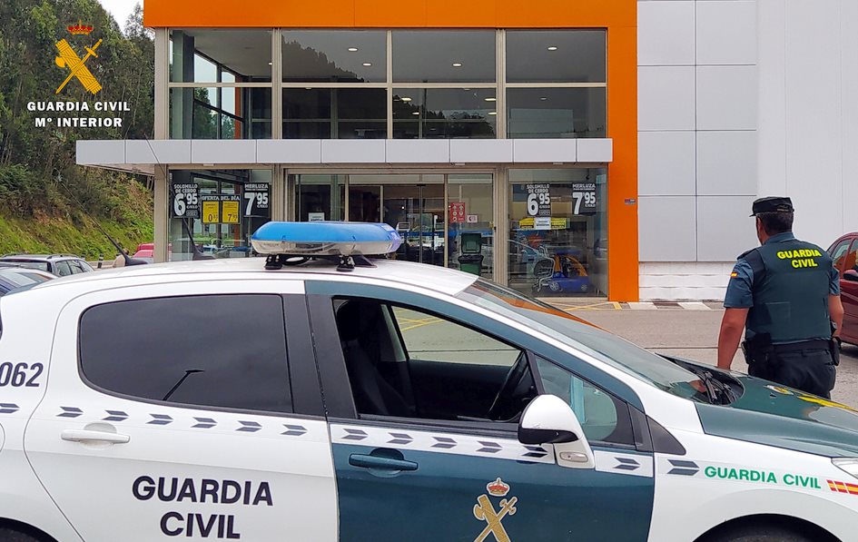 La Guardia Civil localiza a la presunta autora de hurtos de carteras en comercios de Pesués y San Vicente