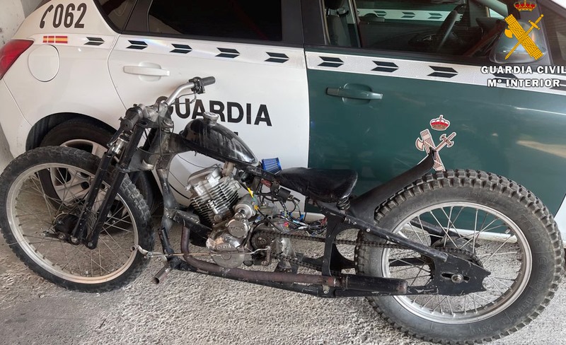  La Guardia Civil investiga a un menor por circular con una motocicleta artesanal