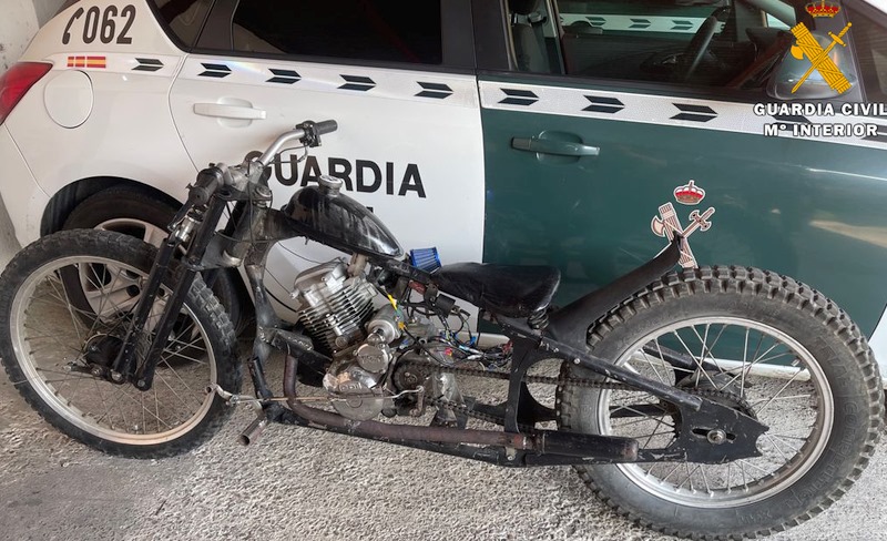 La Guardia Civil investiga a un menor por circular con una motocicleta artesanal