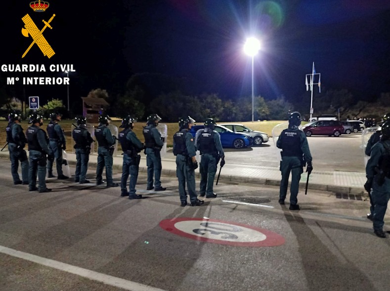  La Guardia Civil detiene a 18 jóvenes tras disolver un macro botellón en Noja