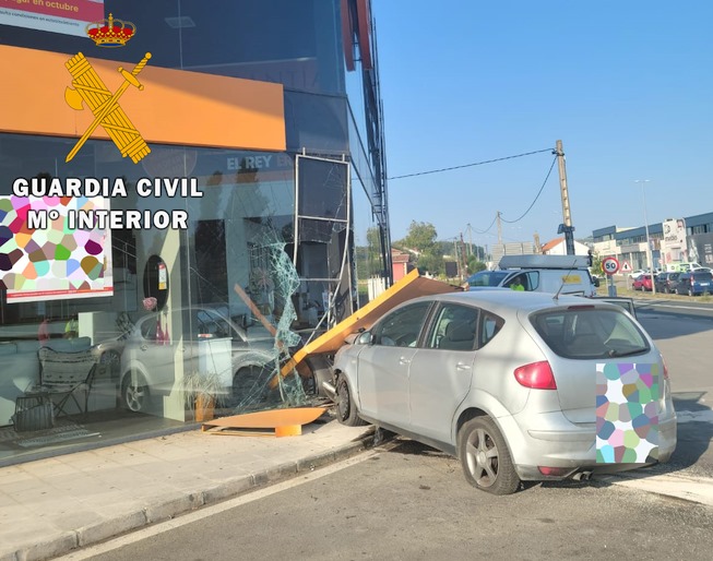 La Guardia Civil investiga a un menor de 15 años que empotró un coche en un escaparate