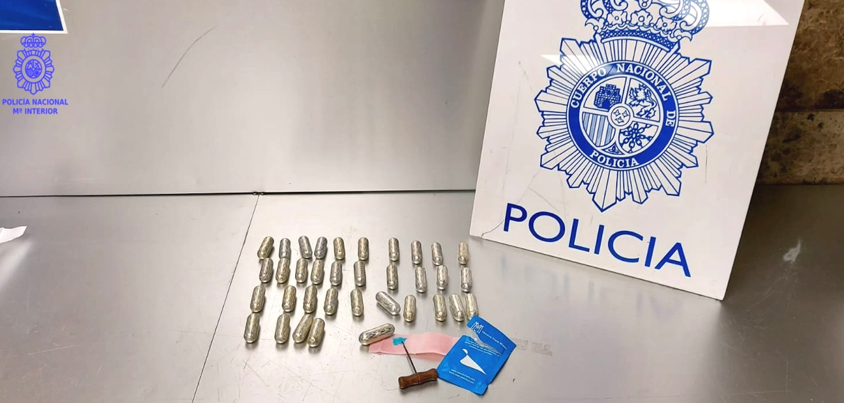La Policía Nacional detiene a un varón que había ingerido 38 bolsitas de cocaína