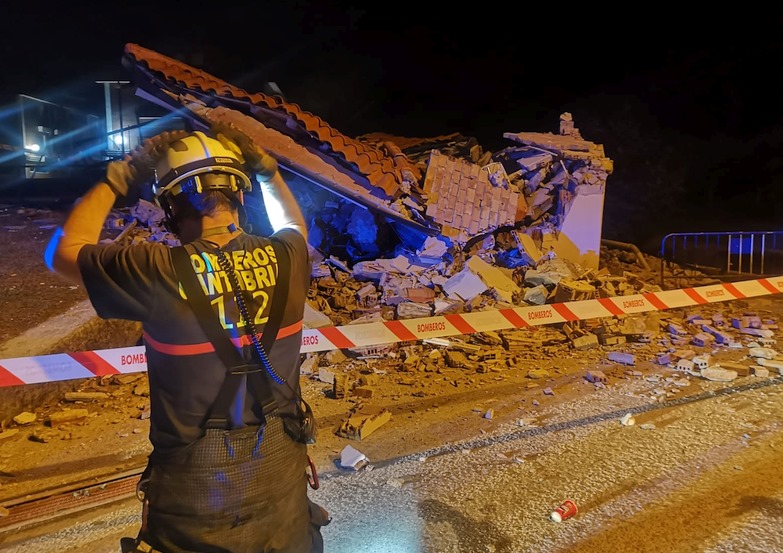  Se derrumba un edificio municipal en Sarón sin que haya que lamentar heridos