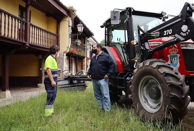  Comillas mejora el mantenimiento de sus viales municipales con la adquisición de una trituradora hidráulica y un remolque para el tractor