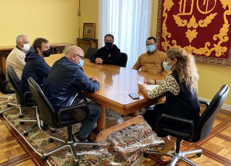 La delegada del Gobierno en Cantabria, Ainoa Quiñones, ha mostrado su solidaridad con estos trabajadores ante el claro incumplimiento de una cláusula del convenio