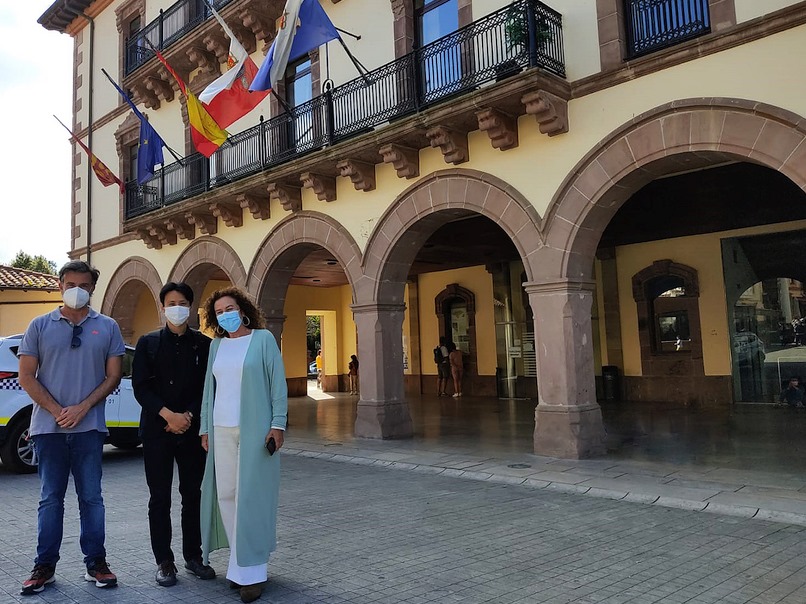 La alcaldesa, María Teresa Noceda Llano, junto al comisario de la Exposición de Arte Japonés, Kudo Shuhei, y el concejal de Cultura, Pedro Velarde - Comillas será la sede nacional del arte japonés del 15 al 31 de octubre