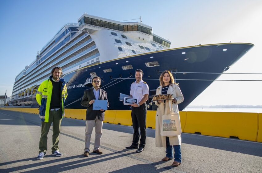 Pie de foto (de izq. a dcha.): José Sánchez- Barcáiztegui, representante de Pérez & CIA; Santiago Díaz Fraile, director de la Autoridad Portuaria; Franko Papic, capitán del crucero y Miriam Díaz, concejala de Turismo del Ayuntamiento de Santander.