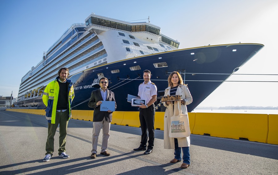 Pie de foto (de izq. a dcha.): José Sánchez- Barcáiztegui, representante de Pérez & CIA; Santiago Díaz Fraile, director de la Autoridad Portuaria; Franko Papic, capitán del crucero y Miriam Díaz, concejala de Turismo del Ayuntamiento de Santander.