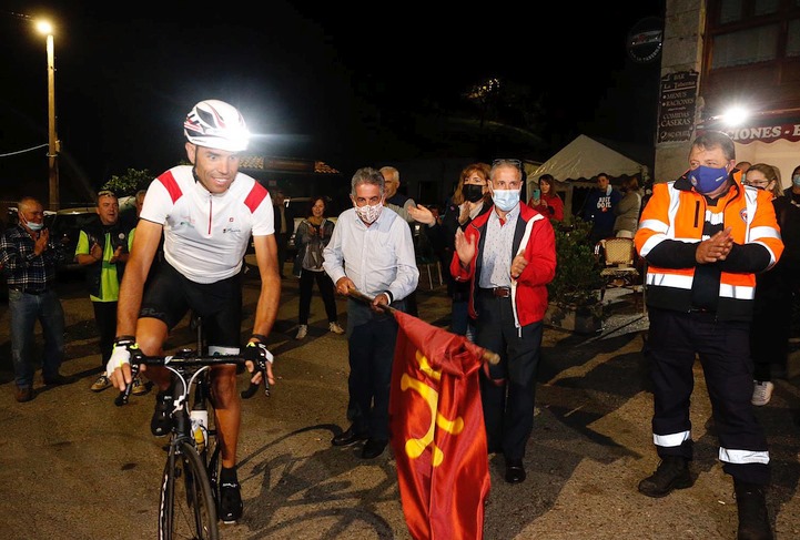 Revilla da la salida a Borja Ruiz en su intento de realizar 26 subidas seguidas en bicicleta a Los Machucos - Foto de Miguel L. de la Parra